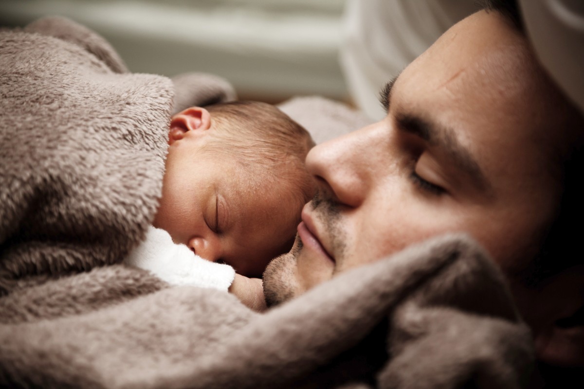 Urlop tacierzyński zyskuje na popularności – zmiany i ułatwienia dla ojców