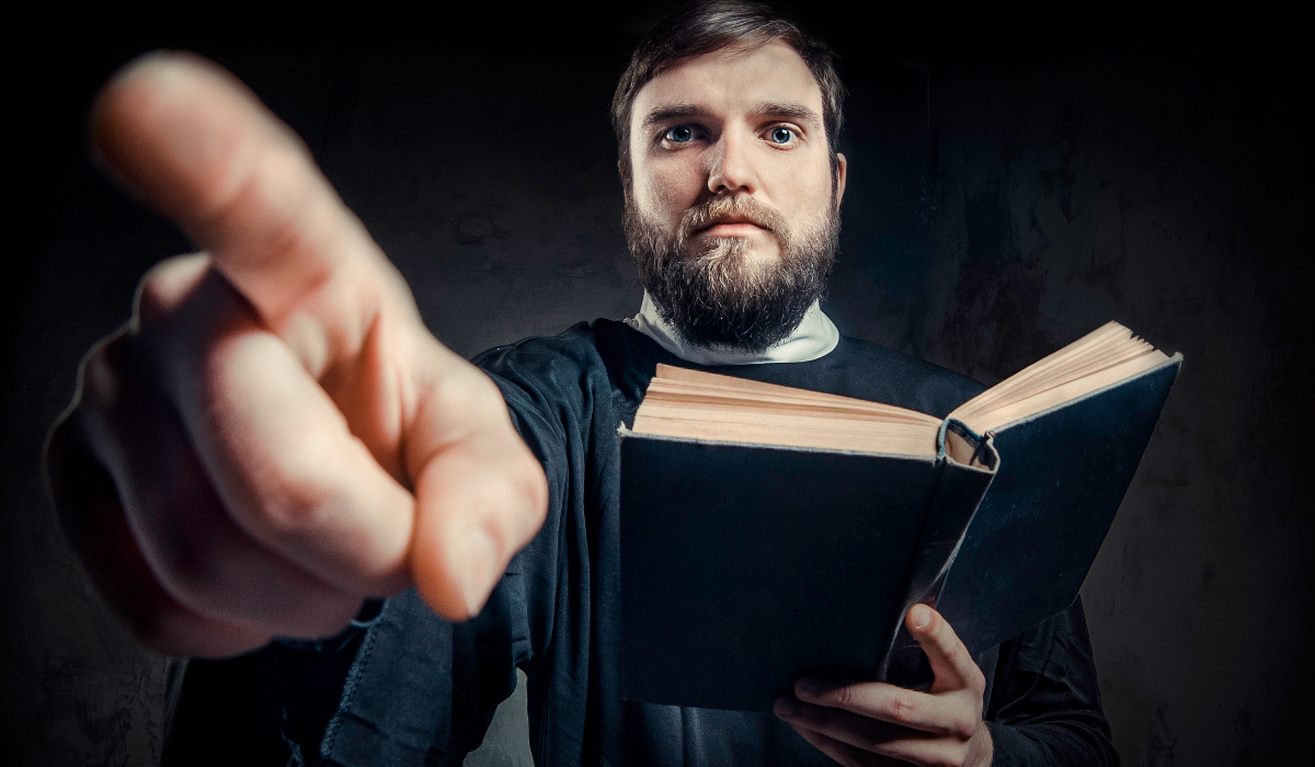 Apostazja – jak prawnie wystąpić z kościoła?