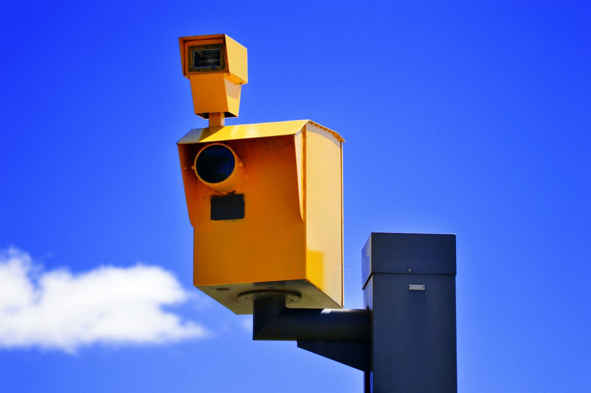 Jak nie płacić mandatów z fotoradarów – radzi ekspert od bezpieczeństwa ruchu drogowego
