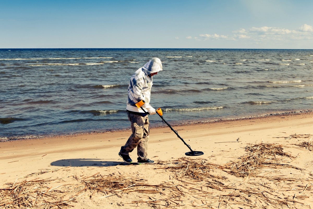 Przeszukiwanie plaż z wykrywaczem metalu w zachodniopomorskim w pełni legalne