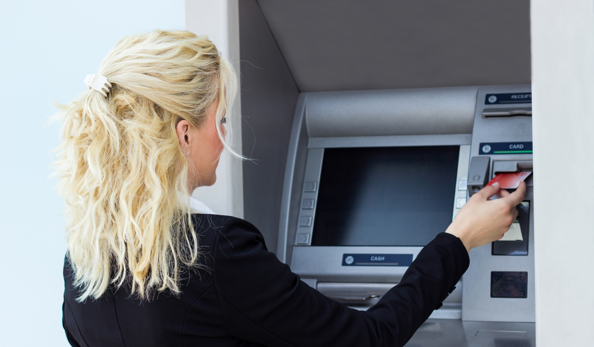 Korzystając z bankomatu uważaj na coraz częstsze oszustwa