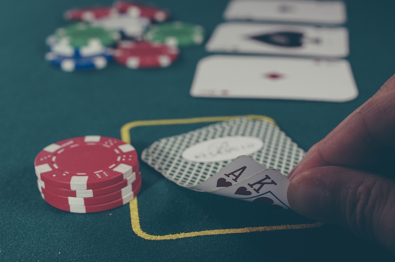Granie w pokera na pieniądze dalej jest w Polsce nielegalne. A państwo traci na tym ogromne pieniądze