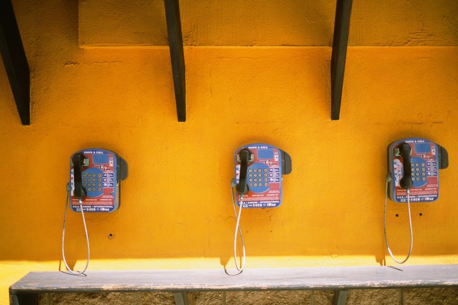 Na ulicy już i tak były białymi krukami, ale teraz znikną ostatnie budki telefoniczne