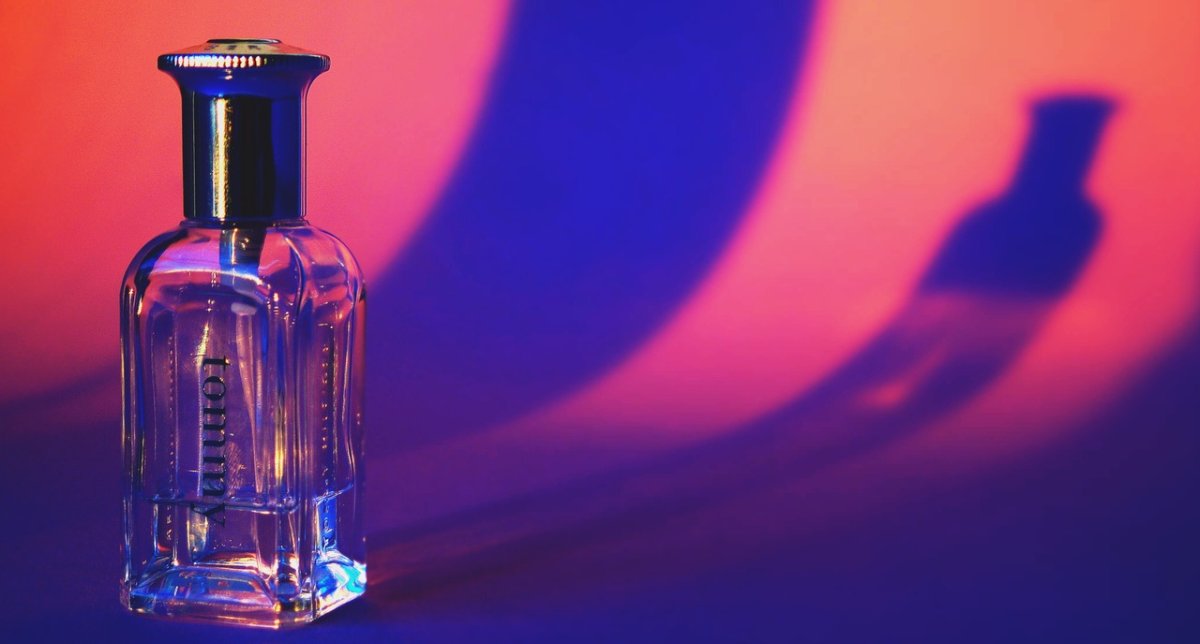 Kupowaliście w ostatnim roku perfumy na Allegro? Być może rozlano je w tej piwnicy w Łodzi…
