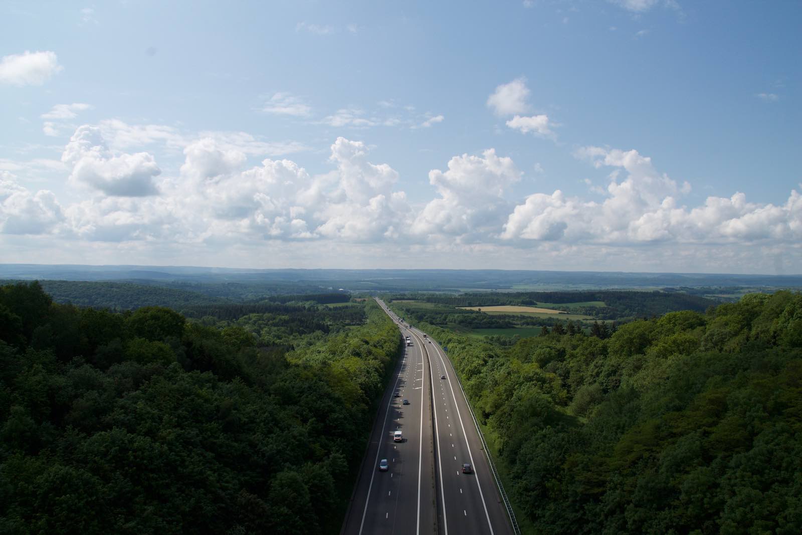 Autostrady w Polsce – ile kosztuje przejazd, jak za nie płacić?