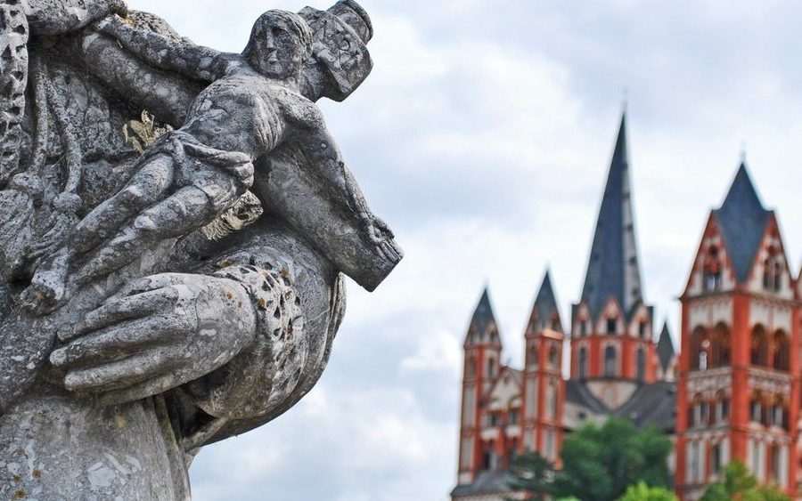 Fundacja o. Rydzyka ukarana grzywną za brak przejrzystości. Co ma do ukrycia?
