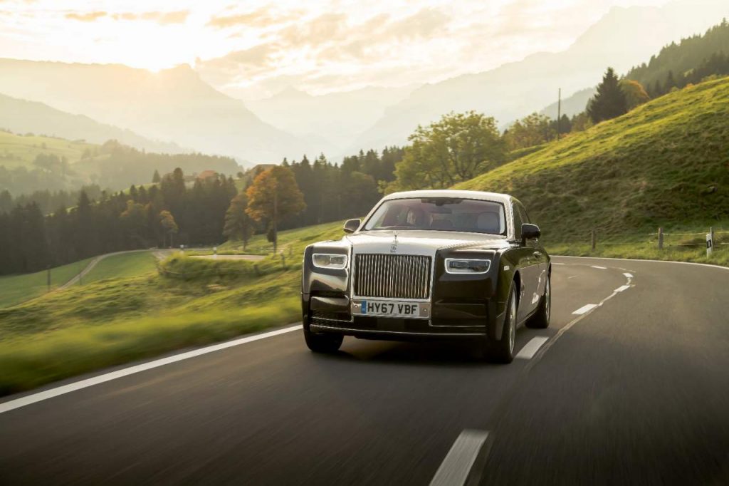 Polacy coraz częściej kupują luksusowe samochody, których cena zaczyna się od 215 tys. złotych