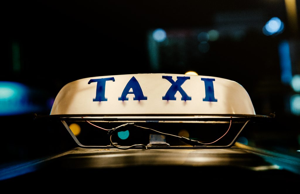 [FILM DNIA] Taksówkarz poluje na stłuczkę i naraża się na lincz internautów. Wyłudzenia z OC wciąż popularne