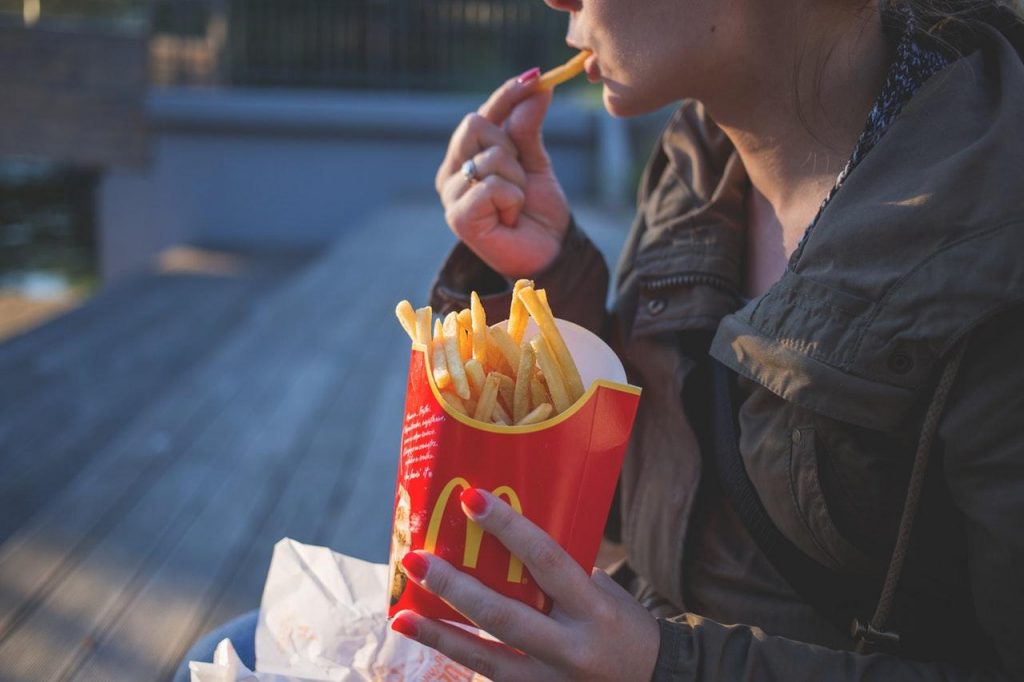 „Co?! Dajesz hamburgery dzieciom?!” – usłyszała szefowa McDonald’s. Efekt? Happy Meal będzie zdrowszy