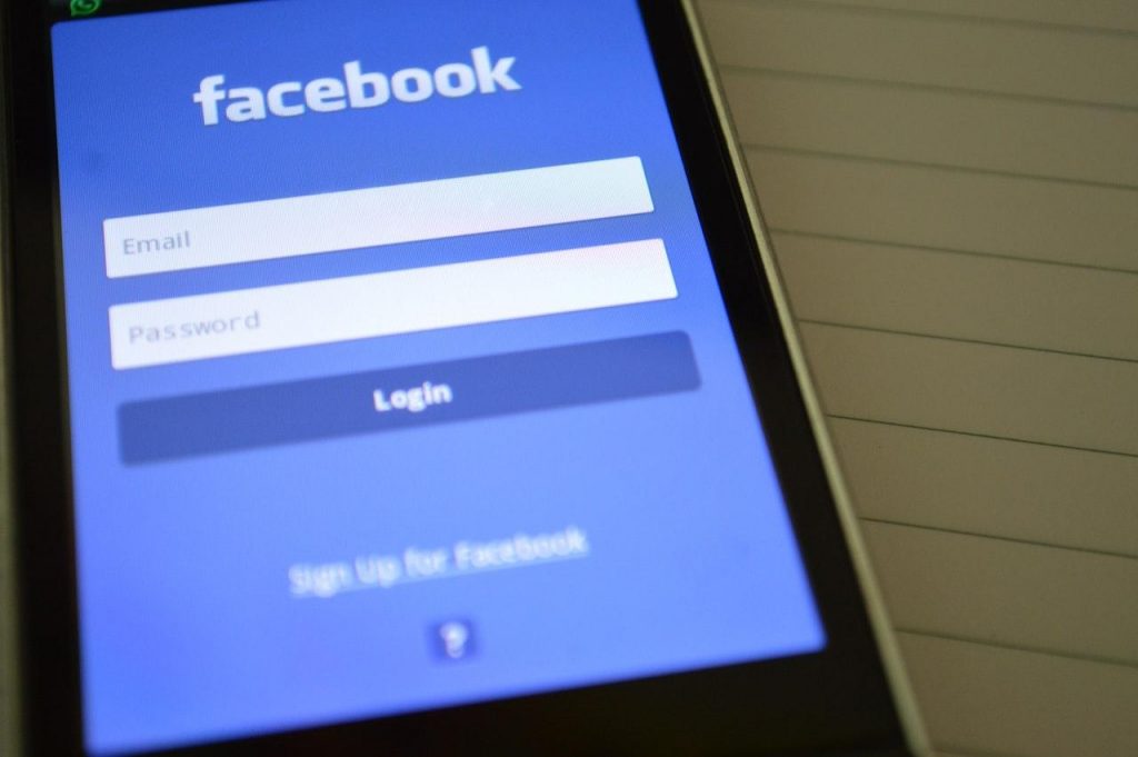Nawet przez samo udostępnienie cudzego wpisu w mediach społecznościowych można złamać prawo