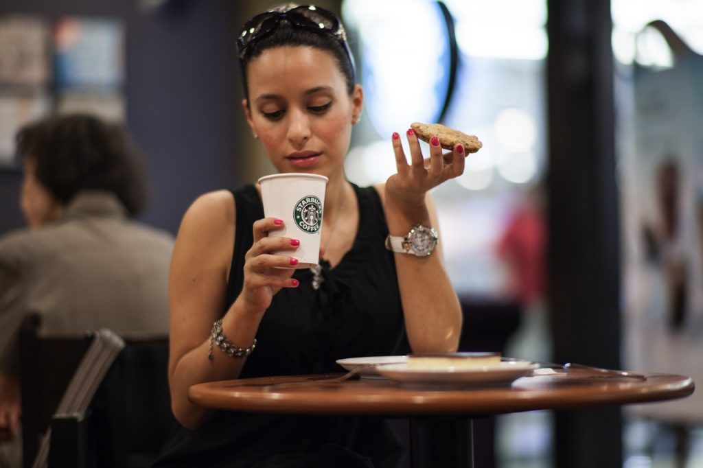 „Uwaga! Kawa może powodować raka!” – takie ostrzeżenie musi zamieszczać na kubkach Starbucks