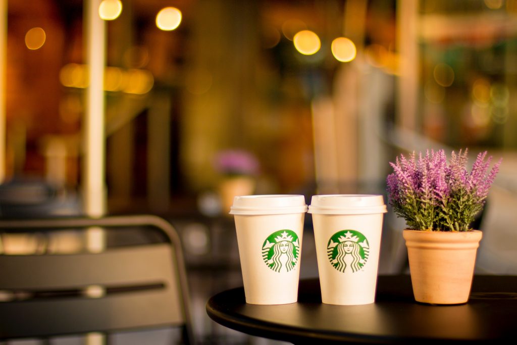 Czarnoskóry mężczyzna nazwał Starbucksa „rasistowskim”, więc… dostał darmową kawę. To wszystko robi się już dziwne