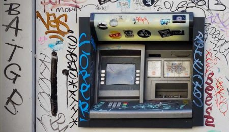 Ilu z Was tak naprawdę wie, jak wygląda skimmer w bankomacie? No właśnie. To może lepiej skorzystać z BLIK-a?