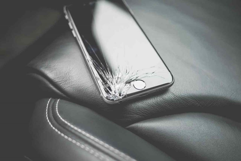 Stłuczony ekran, uszkodzony telefon – czy ubezpieczenie telefonu jest opłacalne?