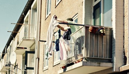 Co wolno, a czego nie wolno robić na balkonie? Zasady balkonowego savoir vivre’u