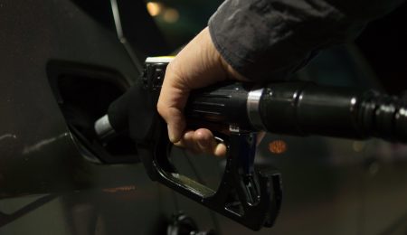 Kukiz’15 straszy podwyżką cen paliw – i opłata emisyjna faktycznie istnieje