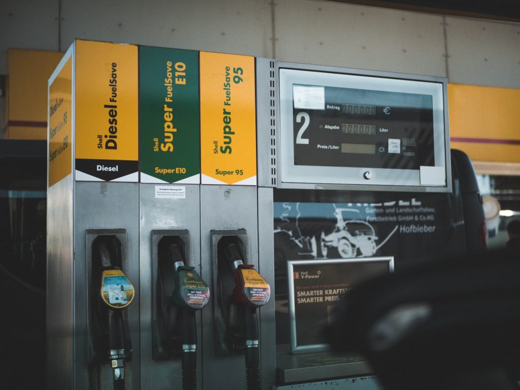 Benzyna będzie jeszcze droższa – Senat przyjął opłatę emisyjną