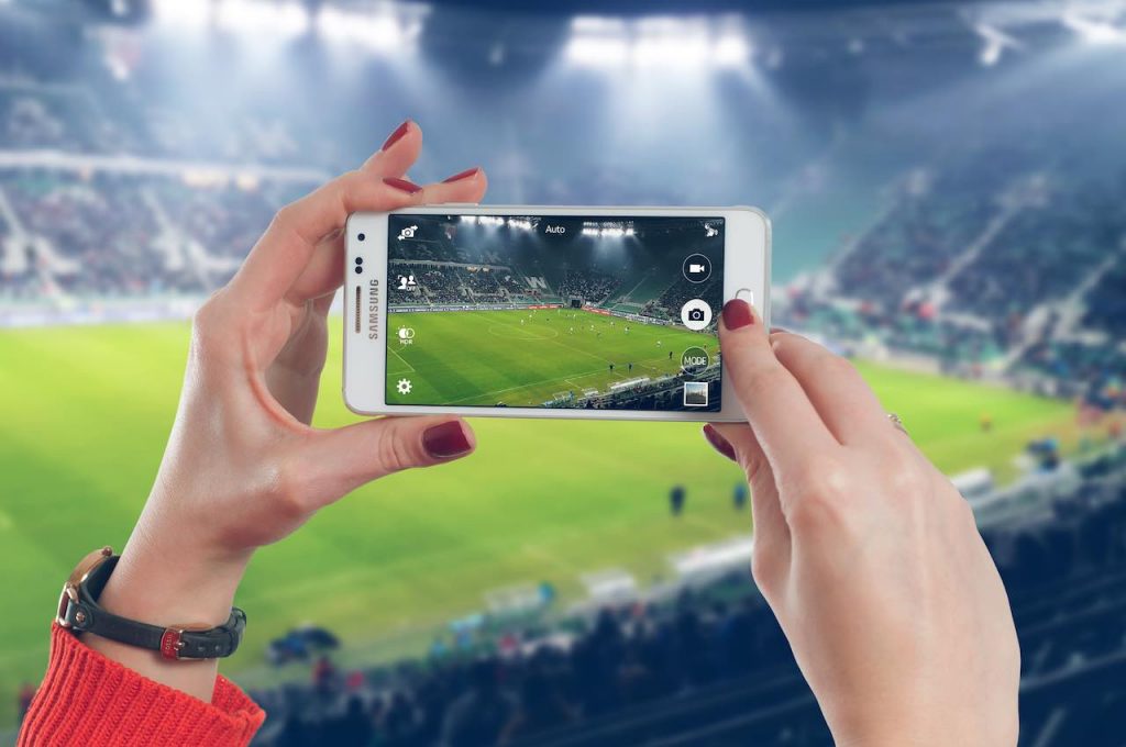 Czy idąc na stadion mogę transmitować mecz Ligi Mistrzów w mediach społecznościowych? O prawach pokrewnych