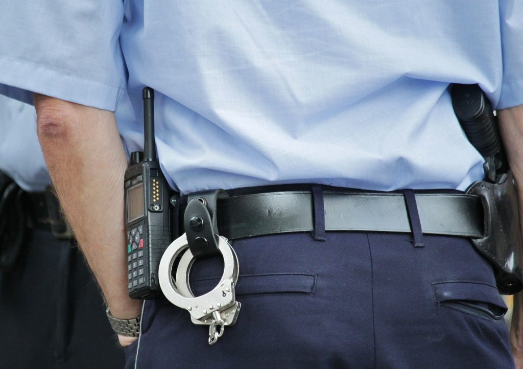 Szef policji nie widzi problemu, że nawet w Biedronce zarabia się więcej