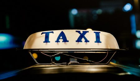 U taksówkarzy bez zmian. 140 zł za krótki kurs, świstek zamiast paragonu
