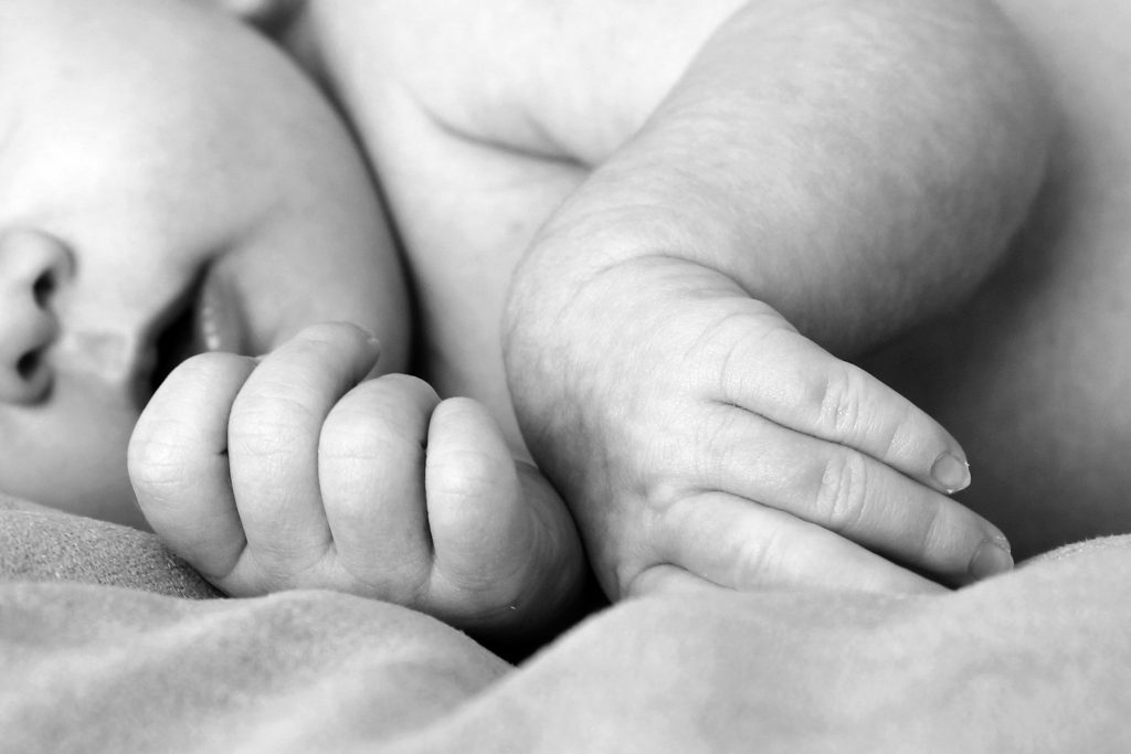 Poród bez znieczulenia nie jest obowiązkiem rodzącej, niektórzy uznają go jednak za powód do chluby