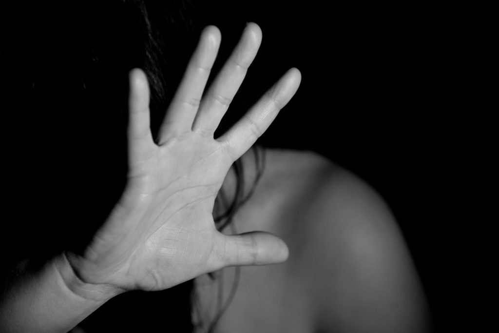 Przemoc domowa i alkoholizm, czyli tragedie, które dzieją się nieraz za ścianą. Jak reagować?