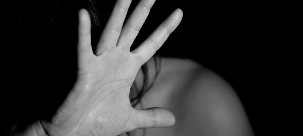 jak reagować na przemoc domową