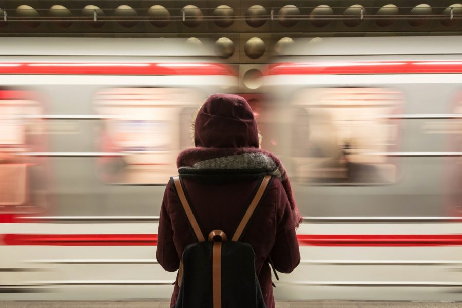 Będziemy dostawać od PKP odszkodowania za spóźnienia, tak jak od linii lotniczych? Głosowanie w październiku