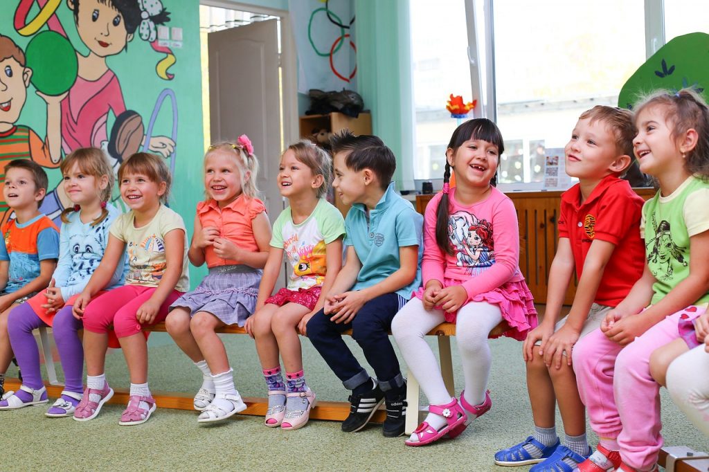 Religia w przedszkolu ważniejsza niż gimnastyka, logopeda i języki. Polskie przedszkola na zapleczu Europy