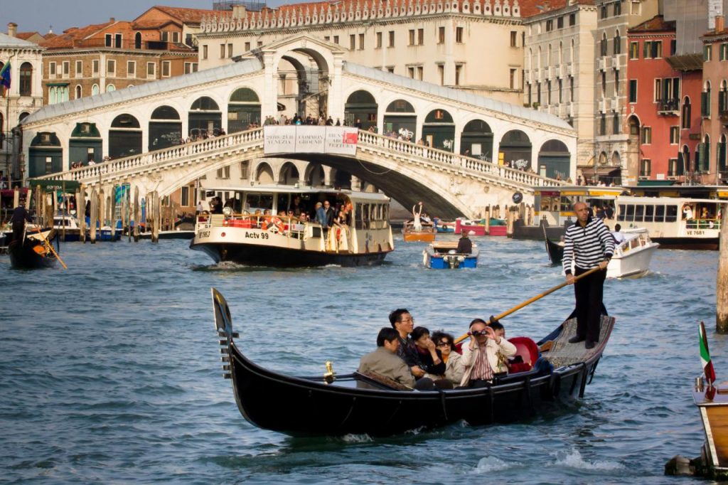 Wenecja zakazuje czego tylko się da – teraz chce zakazać… siadania na ziemi