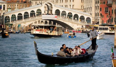 Wenecja zakazuje czego tylko się da – teraz chce zakazać… siadania na ziemi