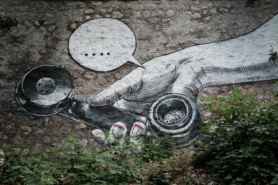 Banksy zniszczył swoje dzieło tuż po zakończeniu aukcji. Czy nabywca musi płacić za pocięty obraz milion funtów?
