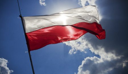 Flagę Polski się podnosi, a nie wiesza. Flaga Polski jest ściśle określona przez prawo, a flaga z napisami nie jest flagą