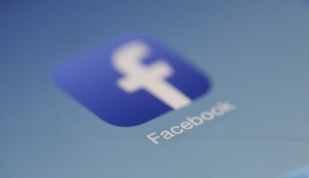 Prywatne wiadomości z 81 000 kont użytkowników Facebooka zostały wykradzione przez hakerów. Teraz żądają oni okupu