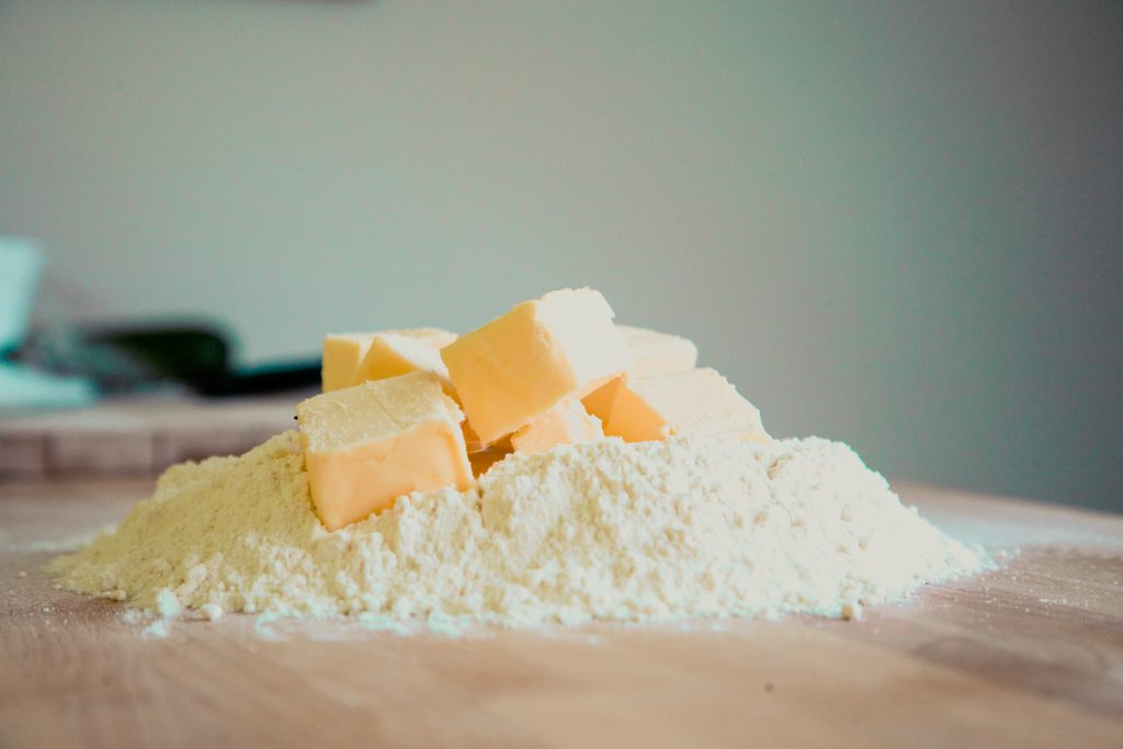 Spadek cen masła omija polskie sklepy. Co jest tego przyczyną?
