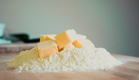 Spadek cen masła omija polskie sklepy. Co jest tego przyczyną?