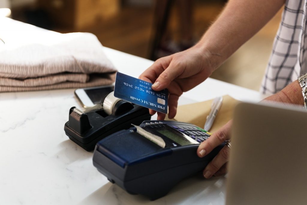 Polski klient woli płacić kartą. Przedsiębiorcy ustępują, zakładają terminale płatnicze i rezygnują z płatności od 5 czy 10 zł