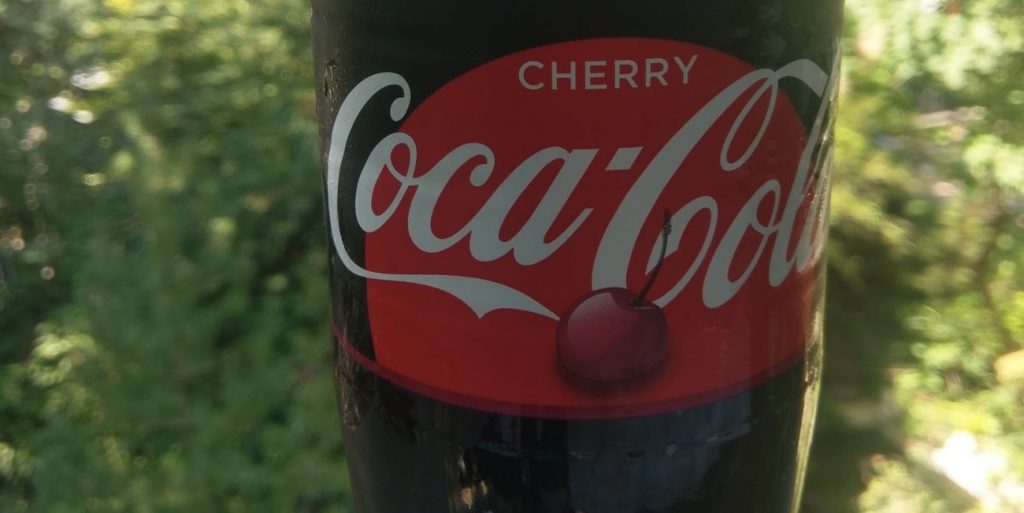 Coca Cola Cherry z cukrem wraca do Polski. Konsumenci nie chcieli zdrowia lansowanego przez Unię Europejską