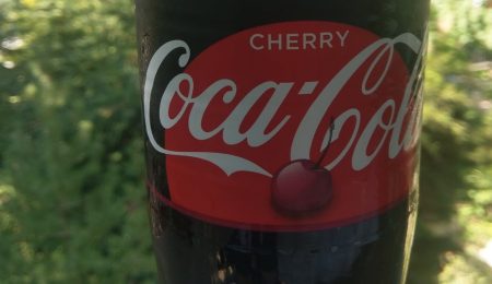 Coca Cola Cherry z cukrem wraca do Polski. Konsumenci nie chcieli zdrowia lansowanego przez Unię Europejską