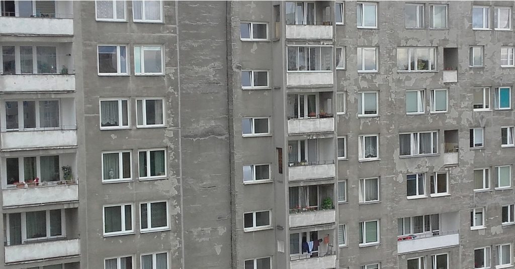 Ministerstwo zleciło kontrolę bezpieczeństwa budynków z tzw. wielkiej płyty. Czy tysiące Polaków żyje w niebezpieczeństwie?