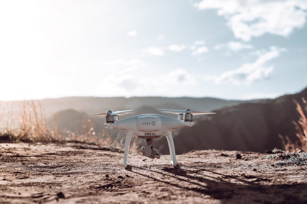 Dron – urządzenie z którego korzystanie jest najbardziej sformalizowane w Polsce. Gdzie można latać dronem?