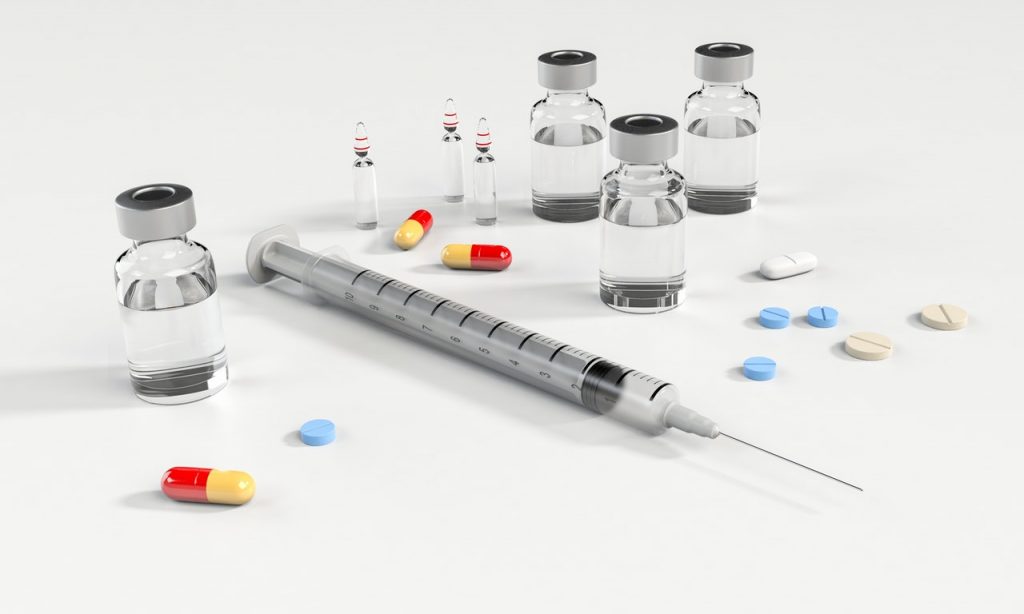 Jest projekt ustawy, który zakłada, że szczepienie będzie mógł wykonać farmaceuta. Czy aptekarz niedługo stanie się „małym lekarzem”?