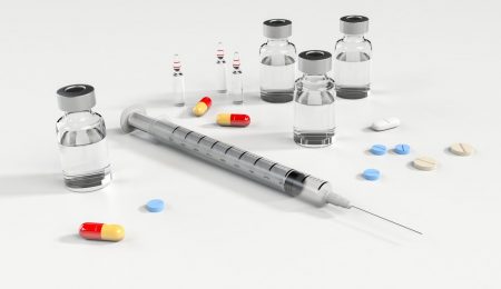 Jest projekt ustawy, który zakłada, że szczepienie będzie mógł wykonać farmaceuta. Czy aptekarz niedługo stanie się „małym lekarzem”?