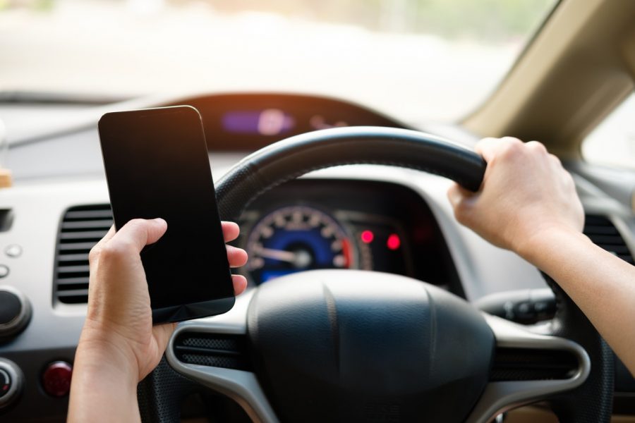 Policja wypowiada wojnę kierowcom z telefonami przy uszach. W ruch pójdą lasery