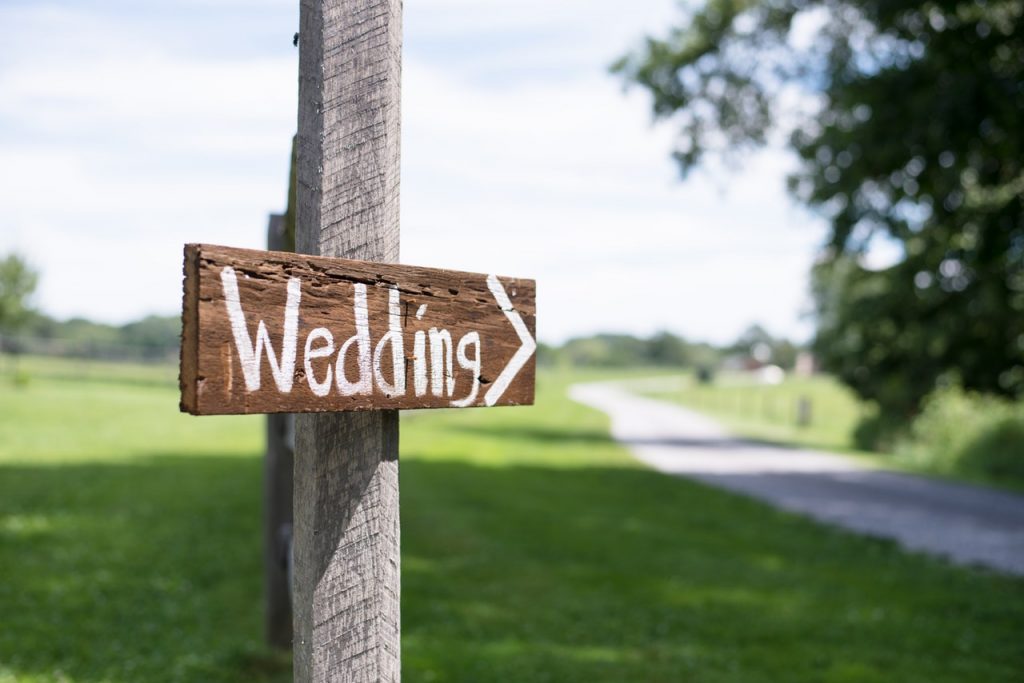 Ślub w plenerze – jakich formalności prawnych wymaga i ile kosztuje?