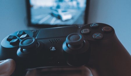 Sony za słabo informuje, że abonamenty PlayStation na grę w sieci są odpłatne. Stąd 2 mln euro kary i ultimatum