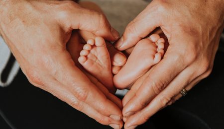Zmiany w urlopach rodzicielskich: przyjęto dyrektywę rodzicielską ułatwiającą życie ojcom