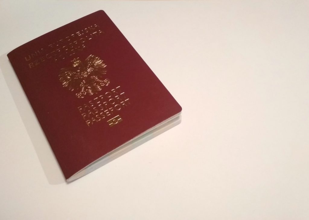 Jak złożyć wniosek o paszport dla dziecka? Ile kosztuje paszport i jakich dokumentów potrzebujemy?