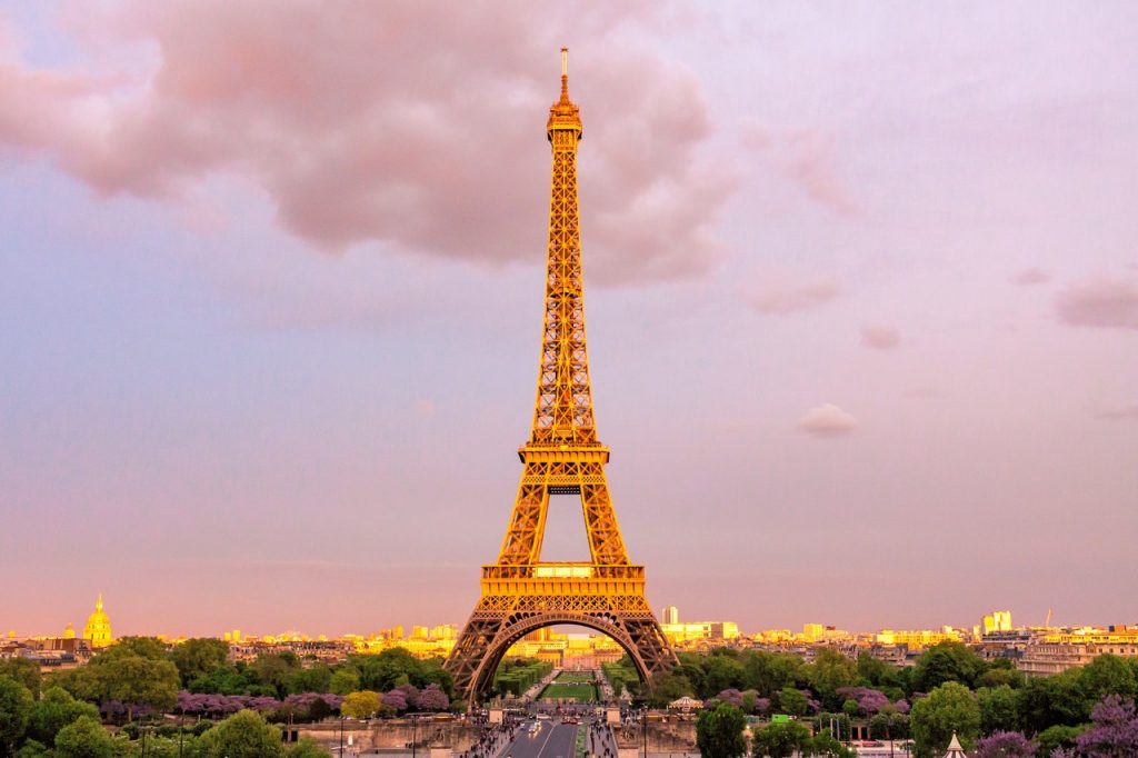Ledwie miesiąc po wprowadzeniu nowego prawa, Paryż już z niego korzysta i chce od Airbnb 12,5 mln euro