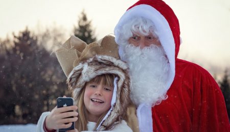 Skarga na Kaufland: market zawłaszcza wizerunek św. Mikołaja i nie sprzedaje takich worków na prezenty jak on